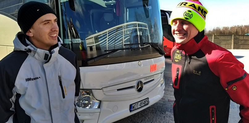 Od lewej: Marcin Stasiak i Hubert Kalman z HM Trans Płońsk przy firmowych autobusach, które obecnie stoją bez użytku 