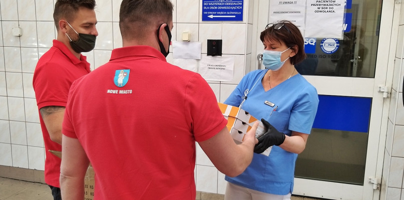 Delegacja Sony przekazuje ciepłe posiłki personelowi płońskiego szpitala [Foto: KJ]