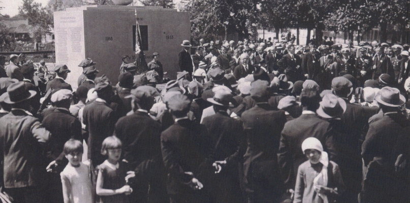 Fotografia z wydarzenia, jakim było odsłonięcie wspomnianego pomnika, które miało miejsce w 1933 roku, w 15. rocznicę odzyskania przez Polskę niepodległości [ze zbiorów PDDM Płońska]