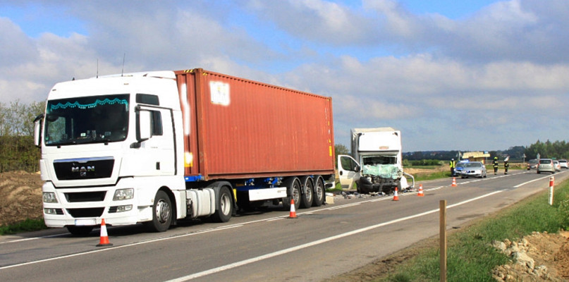 Z miejsca zdarzenia na 'siódemce'. Kierowca busa walczy w szpitalu o życie [Foto: KPP w Płońsku]