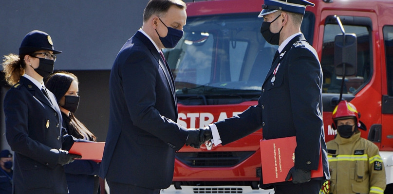 Prezydent Andrzej Duda podczas spotkania przekazał promesy na zakup wozów ratowniczo-gaśniczych dla 27 jednostek Ochotniczych Straży Pożarnych z województwa mazowieckiego, a pięć jednostek OSP odebrało gaśnicze wozy bojowe [Foto: Dawid Turowiecki]