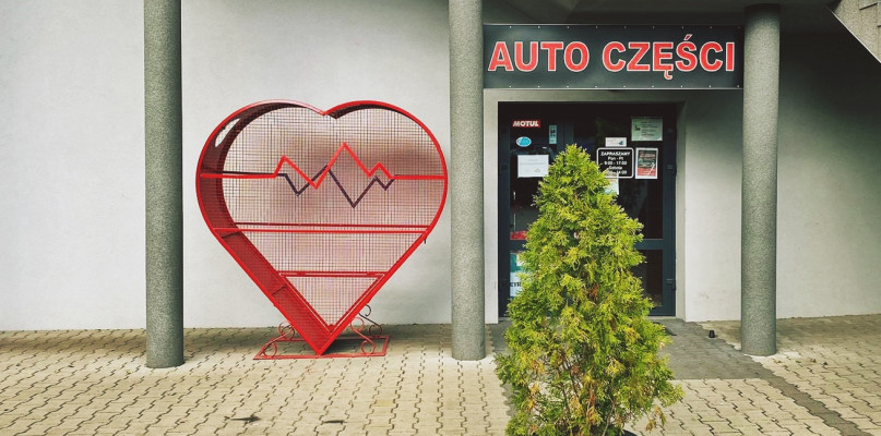 Płońsk jest kolejnym miastem, gdzie stanęło serce na plastikowe zakrętki, z których dochód zostanie przekazany na cele charytatywne [Foto: BJ]