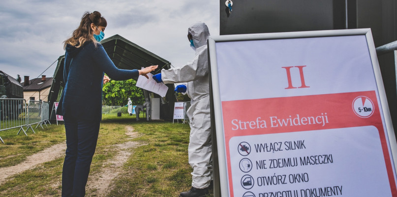 Zdjęcie z czerwińskiego punktu pobierania wymazów od pracowników sezonowych [Foto: 5. Mazowiecka Brygada Obrony Terytorialnej]