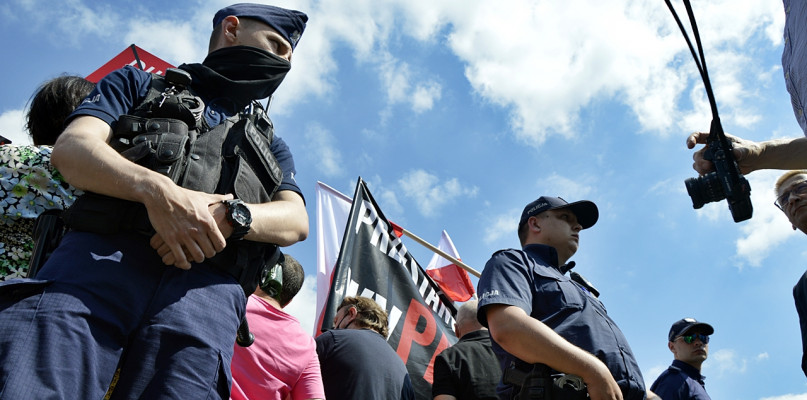 Grupę protestujących przeciwko prezydentowi obstawili policjanci , ale również sympatycy Andrzeja Dudy, kiedy ten przemawiał do płońszczan [Foto: Dawid Turowiecki] 