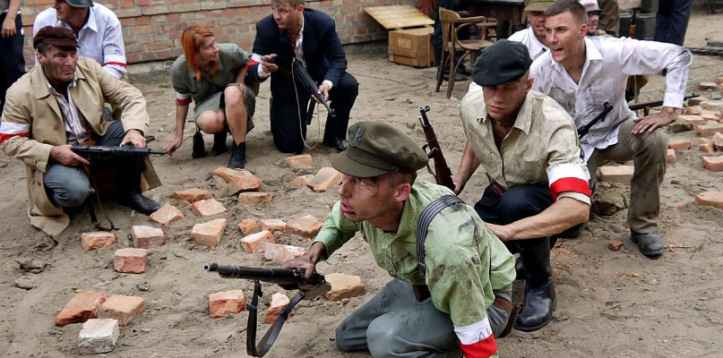 Zdjęcie z pamiętnej inscenizacji wybuchu Powstania Warszawskiego, którą przygotowali przy ulicy Płockiej płońscy Strzelcy [Foto: DT/ARCHIWUM]