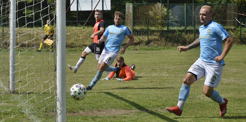Jeszcze tylko chwila niepewności i piłka po strzale Sokołowskiego minie linię bramkową, co zapewni cenny remis piłkarzom z Nowego Miasta [Foto: Krystian Jobski] 