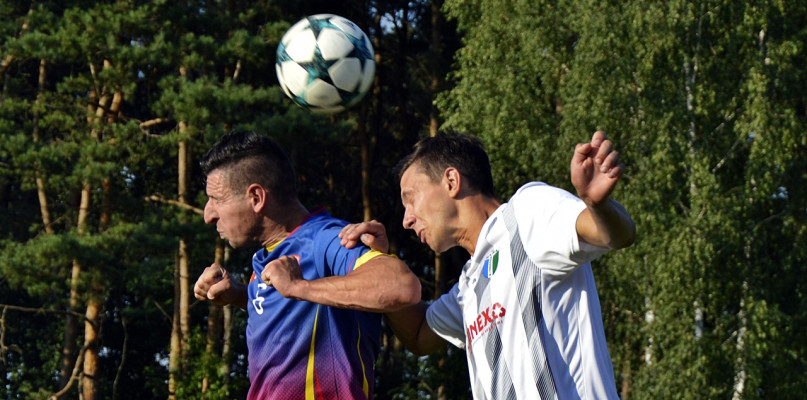 W główkowym pojedynku Paweł Bogdański z Orląt (z lewej) oraz Mateusz Pałka z Wkry [Foto: Krystian Jobski]