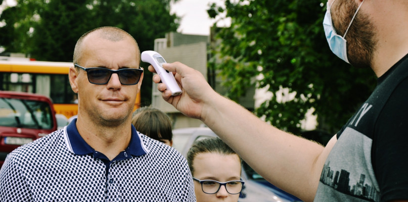 Takie to mamy czasy - maseczki na twarzach i pomiar temperatury wchodzącym na imprezę ludziom  