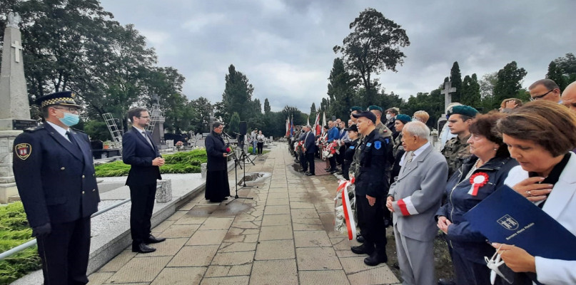 Płońskie uroczystości rozpoczęły się Mszą św. w kościele pw. św. M. Kolbego. Po nabożeństwie ulicą Kopernika delegacje przeszły na parafialny cmentarz, gdzie przed grobami poległych żołnierzy płońszczanie złożyli kwiaty i zapalili znicze [Foto: Łukasz Wielechowski]