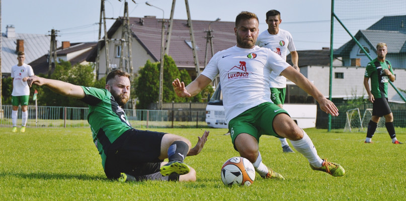O piłkę walczy Bartosz Kaczor, który musiał opuścić boisko w Nasielsku z powodu kontuzji [Foto: Krystian Jobski]