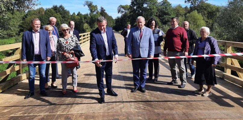 Moment symbolicznego otwarcia wyremontowanego mostu na Wkrze w Kępie, z udziałem zaproszonych gości, m.in. radnych i pani sołtys [Foto: Łukasz Wielechowski]  