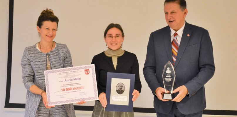 Od lewej: Marzena Kunicka, dyrektor MCK, laureatka 'Nagrody Jędrzejewicza' Anna Mateja oraz burmistrz Płońska Andrzej Pietrasik [Foto: UM w Płońsku]