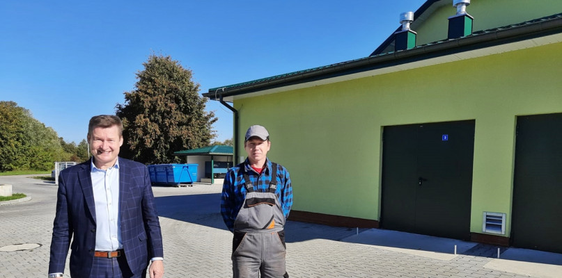 Wójt gminy Nowe Miasto Sławomir Zalewski z pracownikiem oczyszczalni Marcinem Miłkowskim [Foto: Łukasz Wielechowski]