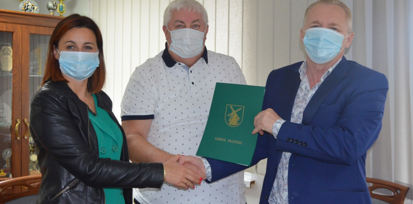 Od lewej: gminna skarbnik Agnieszka Wrońska, wójt gminy Płońsk Aleksander Jarosławski oraz Adam Nowakowski z firmy Wapnopol [Foto: UG Płońsk]