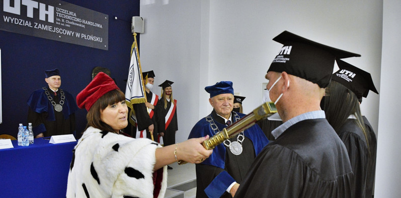 Symbolicznego pasowania na studenta dokonała rektor uczelni dr Iwona Przychocka w towarzystwie dziekana wydziału zamiejscowego w Płońsku, dr inż. Stanisława Krysińskiego [Foto: Krystian Jobski]