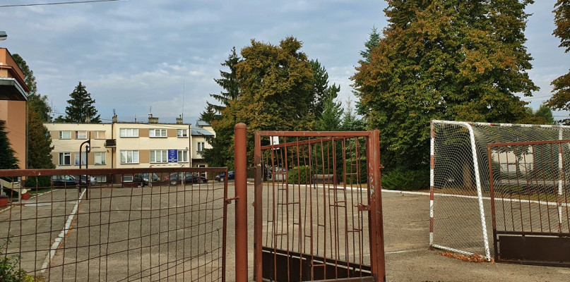 Aż dziwne, że władze samorządowe ostatnich kadencji zapomniały o modernizacji sportowego obiektu w Jońcu...