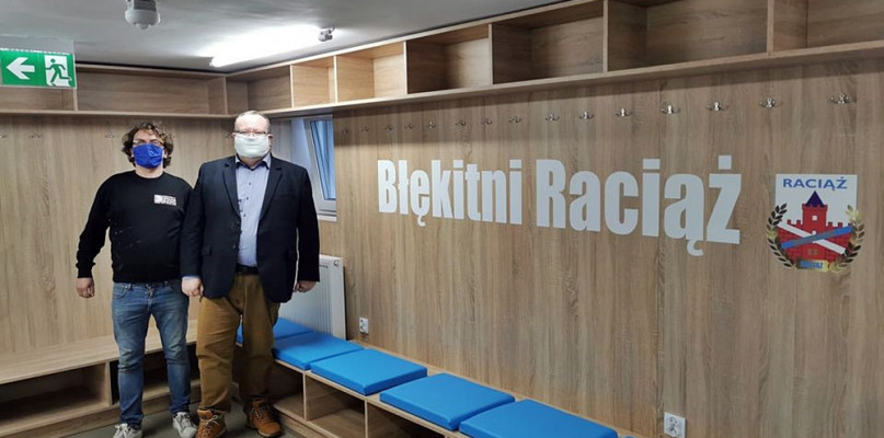 Klubowa szatnia jak się patrzy. Na zdjęciu burmistrz Mariusz Godlewski i Stanisław Kocięda, prezes Błękitnych [Foto: UM Raciąż]