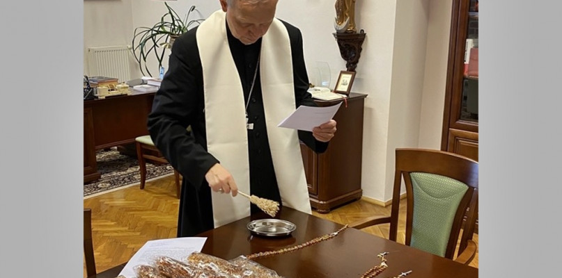 Różańce zostały poświęcone przez bp Piotra Liberę [Foto: diecezjaplocka.pl]