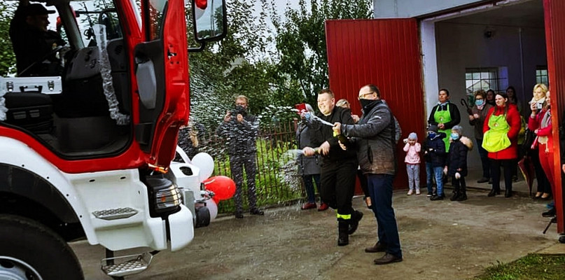 Strażackim zwyczajem 'ochrzczono' nowy wóz szampanem [Foto: dzięki uprzejmości Maćka Wojtkowskiego]