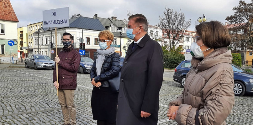 Symboliczny Marsz Milczenia swój początek ma zawsze na płońskim rynku. Dziś w dużo skromniejszej obsadzie, ale z tym samym przesłaniem, o którym przypomina nam burmistrz Płońska [Foto: Łukasz Wielechowski]  
