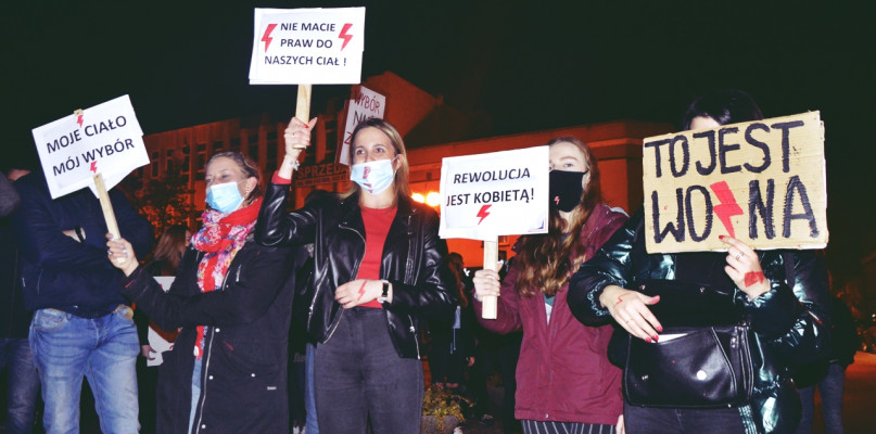W płońskim proteście #PiekłoKobiet wzięło udział ok. tysiąca osób [Foto: Dawid Turowiecki]
