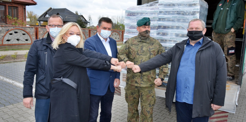 Na zdjęciu: Małgorzata Adamska-Jasińska, Waldemar Senderski, Andrzej Pietrasik, Sebastian Milewski i Tomasz Rembecki [Foto: zbiory UM w Płońsku]