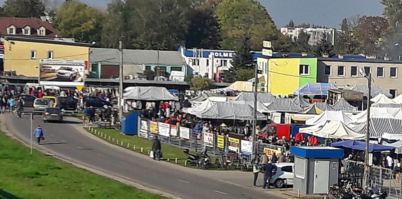 Duże targowisko będzie czynne, ale przebywanie na placu handlowym tylko w maseczka