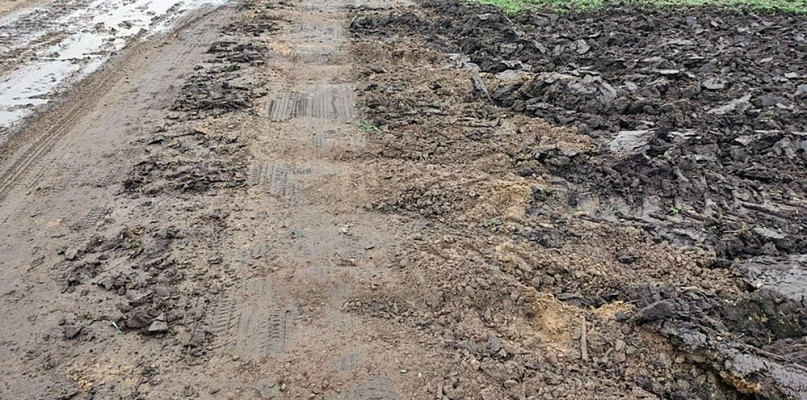 Zdjęcie, które obrazuje szkody dokonane przez właścicieli gruntów przyległych do drogi [Foto urzędowe]