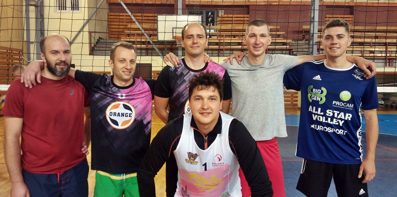 Na zdjęciu zespół Oldboy Płońsk. Od lewej stoją: Łukasz Biernatowicz, Piotr Biernatowicz, Arkadiusz Palusiński, Andrej Konowałow, Kamil Popowski; niżej Jarosław Krogulski [Foto: zbiory MCSiR Płońsk]