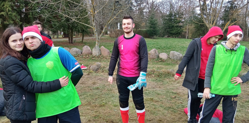 Podczas mkołajkowej, plenerowej imprezy sportowo-rekreacyjnej w Czerwińsku humory dopisywały [Foto: zbiory organizatora]