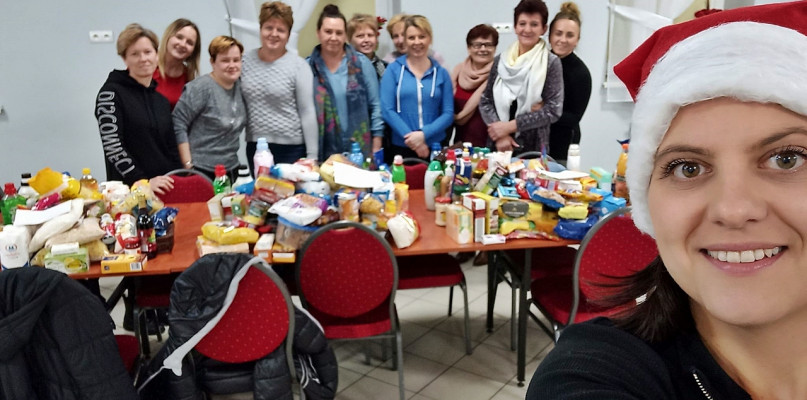 Adela Łabędzka robi pamiątkowe zdjęcie koleżankom z Koła i zebranym produktom [Foto: zbiory KGW w Naruszewie]