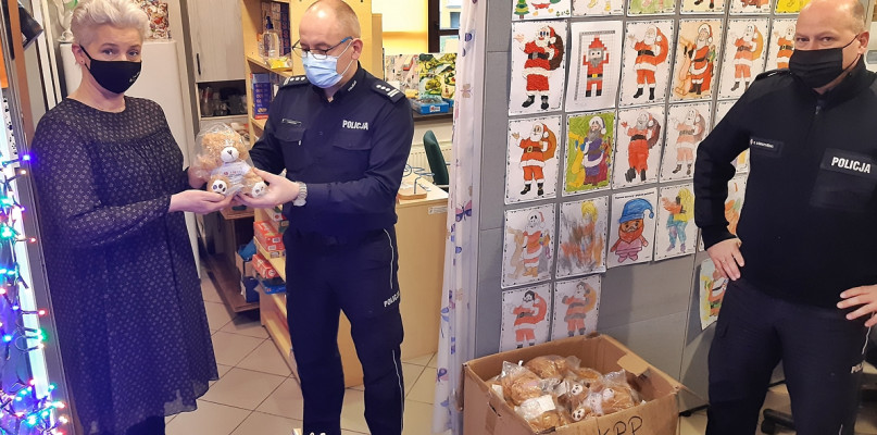 Od lewej: Monika Zimnawoda, insp. Jarosław Brzozowski i kom. Robert Górczyński z Komendy Powiatowej Policji w Płońsku [Foto: DT]