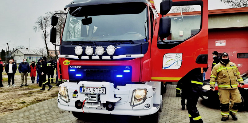 Nowy pojazd witały samorządowe władze, strażacy oraz okoliczni mieszkańcy [Foto: Łukasz Wielechowski]