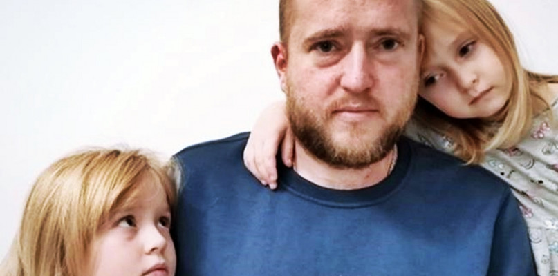 - Niestety, wszystkie podjęte działania zawiodły. Leczenie trwa, ale już teraz wiem, że to może być za mało. Lekarz nie pozostawił wątpliwości - tym razem nie będzie szans na refundowaną pomoc. Na ratowanie życia i zdrowia potrzebna będzie kwota, której nie mam i nie jestem w stanie zdobyć. Kilkadziesiąt tysięcy za to, bym przedwcześnie nie zniknął z życia mojej rodziny, z codzienności moich dzieci - przyznaje z bólem Marcin Żuradzki