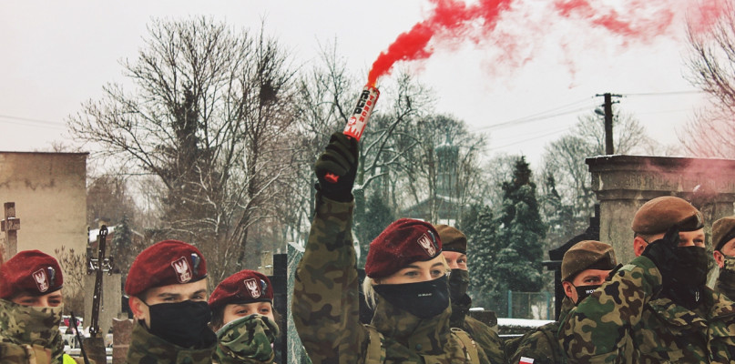 Pamięć o patriotach uczczono minutą ciszy, przy odgłosach syreny oraz odpalonych świecach dymnych [Foto: Dawid Ziółkowski]