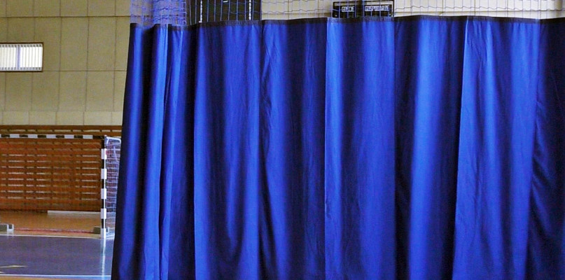 Tak wyglądają po rozwinięciu zamontowane w płońskiej hali sportowej kotary grodzące