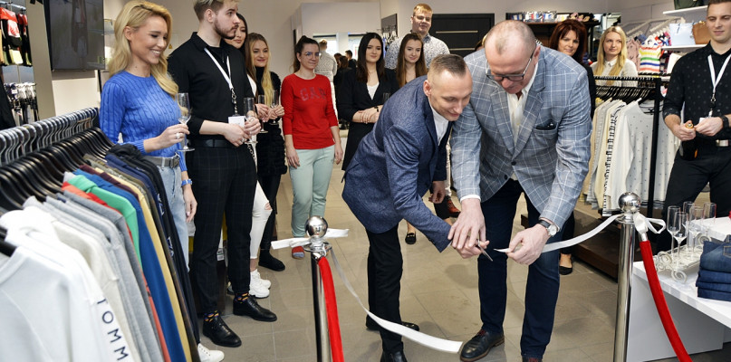 20.02.2021 r. - Rafał Kępczyński i Grzegorz Szewczak przecinają symboliczną wstęgę do sklepu American Outlet przy Warszawskiej 17 w Płońsku