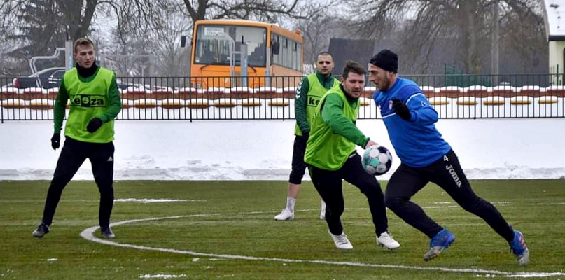 Hubert Bulak (na zdjęciu prowadzi piłkę) doznał poważnej kontuzji, która najprawdopodobniej zakończy jego przygodę z futbolem na naszych boiskach