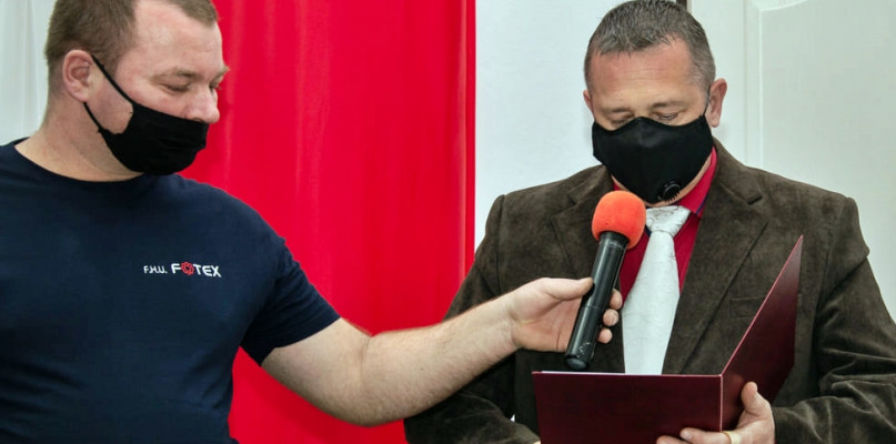 Marek Myśliński składa ślubowanie na radnego [Foto: zbiory urzędowe]