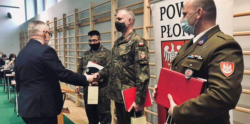 Wręczenia wyróżnień dowództwu naszych strzelców podczas powiatowej sesji [Foto: zbiory Starostwa Powiatowego w Płońsku]