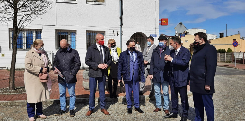 Inwestycja obejmuje przebudowę drogi gminnej ul. Tylnej, al. Spółdzielni, ul Wyszogrodzkiej, remont drogi gminnej ul. Klasztornej, ul. Spacerowej, ul. Parowa Okólna, ul. Rybackiej, ul. Kościelnej oraz ul. Szkolnej wraz z wymianą oświetlenia. Dodatkowo odtworzona zostanie studnia na rynku, a teren wokół uporządkowany. Powstaną ścieżki z nawierzchni granitowej, ławki oraz trawniki i nasadzenia. Wymienione zostanie także oświetlenie na rynku i ul. Gdańskiej [Foto: Łukasz Wielechowski]