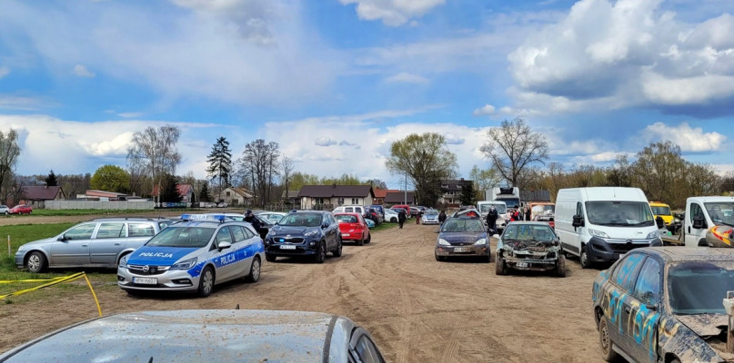 Wyścigi wraków cieszą się na naszym terenie sporą popularnością, tak było i minionej niedzieli. W Milewie, pod Sochocinem nie zabrakło fanów motoryzacji, nie brakowało również interweniującej policji... [Foto: PN]