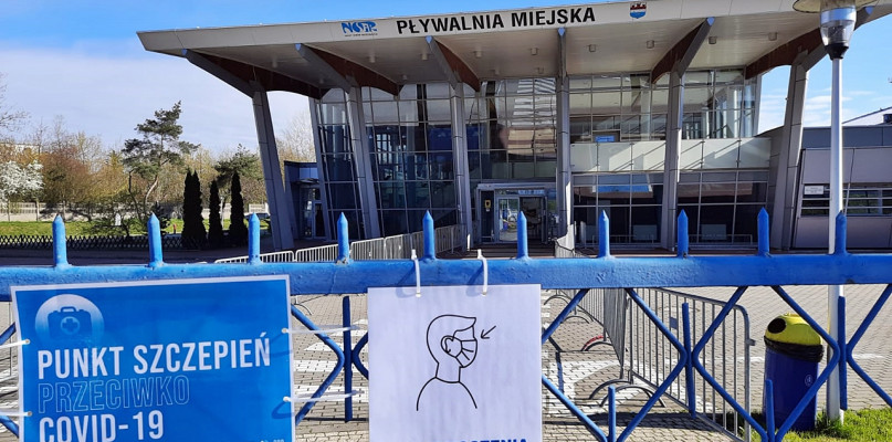 Jeden z punktów szczepień masowych zlokalizowany jest w obiekcie nowodworskiej pływalni [Foto: ŁW]