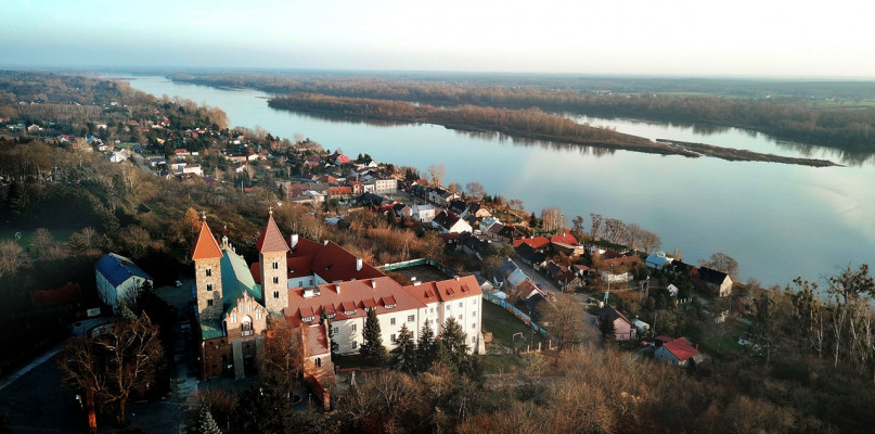 Pomnik historii to najwyższy tytuł przyznawany polskim zabytkom nieruchomym o szczególnym znaczeniu dla naszej kultury. Tytuł przyznaje Prezydent Rzeczypospolitej Polskiej [Foto: Panorama Czerwińska z wyeksponowanym na pierwszym planie klasztorem/ zbiory czerwińskiego urzędu]
