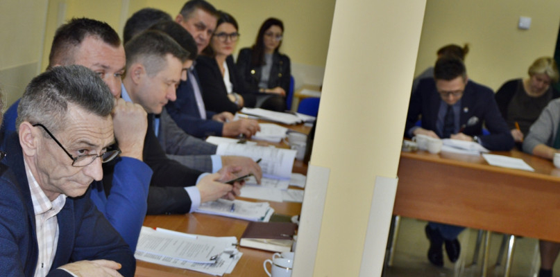 Nie chcę uczestniczyć w czymś i brać odpowiedzialność za coś, co w rzeczywistości nie istnieje - stwierdza wprost Włodzimierz Kędzik (z lewej) [Foto: Jedno z posiedzień rady społecznej szpitala/Archiwum]