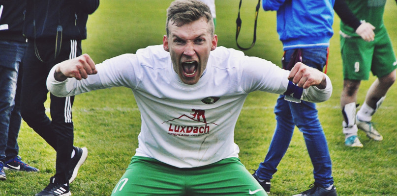 Tak cieszył się po meczu Maciek Białorudzki z nowomiejskiej Sony [Foto: Krystian Jobski] 