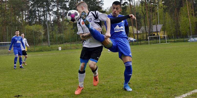 Piłkarze z Karolinowa niestety musieli uznać wyższość liderującej Rzekunianki [Foto: Krystian Jobski]