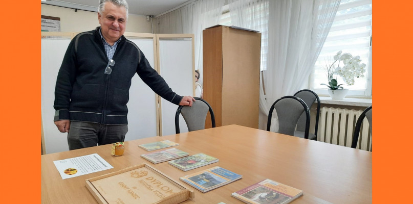 Ryszard Tomczak, pracownik urzędu gminy, opiekun pasieki [Foto: Łukasz Wielechowski]