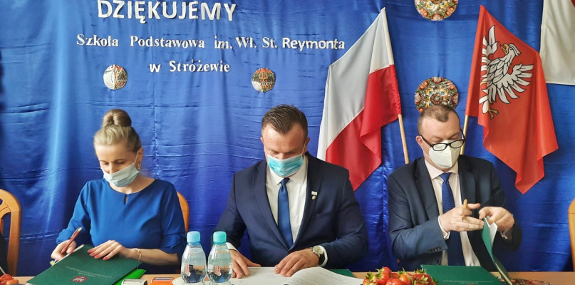 Moment podpisania historycznej dla gminy Załuski i szkoły w Stróżewie umowy o dofinansowaniu [Foto: Łukasz Wielechowski]
