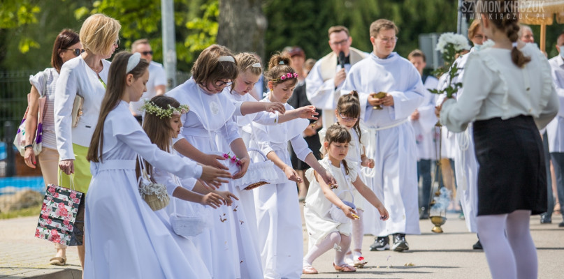 Boże Ciało to jedno z najważniejszych świąt liturgicznych w Kościele katolickim, którego piękną tradycją jest sypanie kwiatów pod stopy kapłana niosącego Hostię [Foto: Szymon Kirczuk]